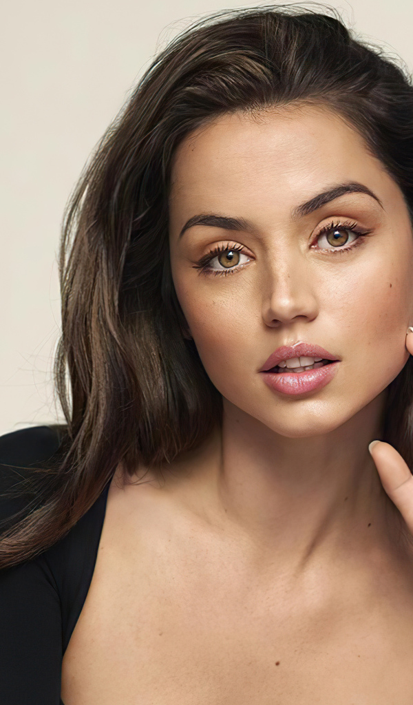 Милая девушка актриса Ана Де Армас