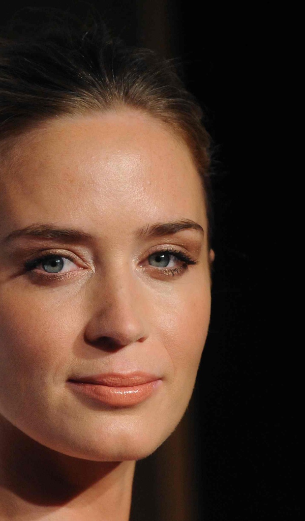 Красивое лицо актрисы Эмили Блант