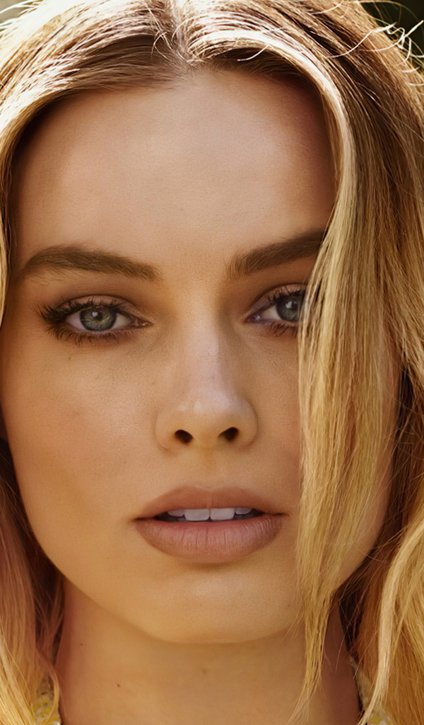 Лицо австралийской актрисы Марго Робби