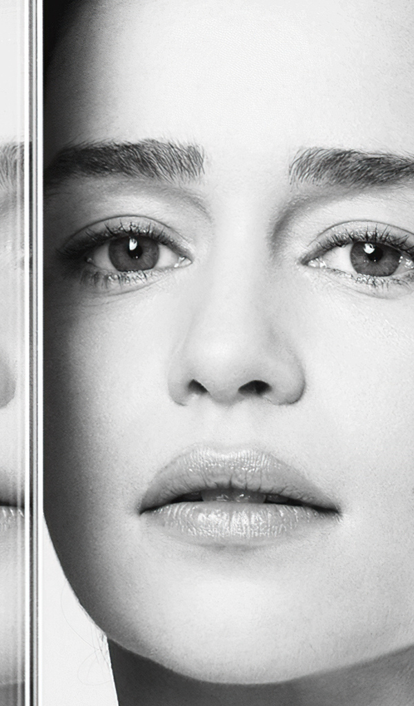 Лицо британской актрисы Эмилии Кларк