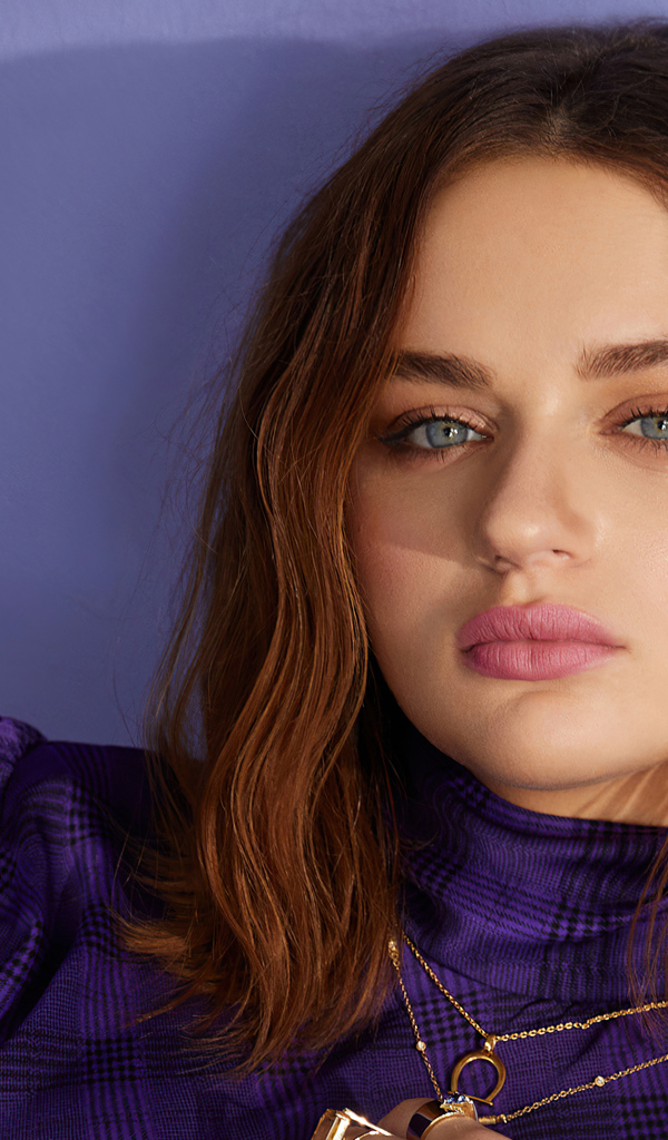 Лицо актрисы Джоуи Кинг на фиолетовом фоне