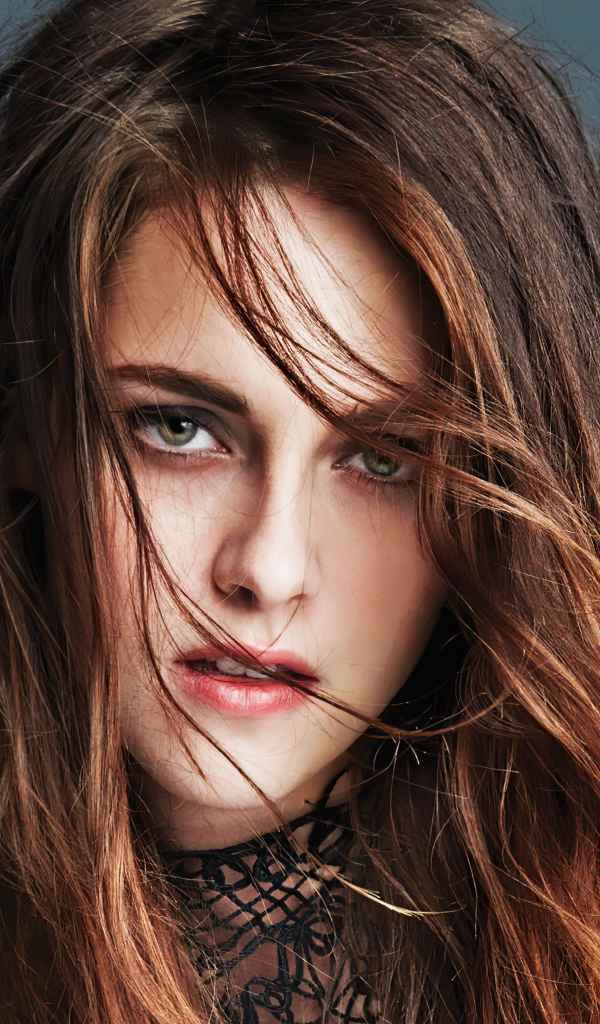 Лицо  актрисы Кристен Стюарт на сером фоне