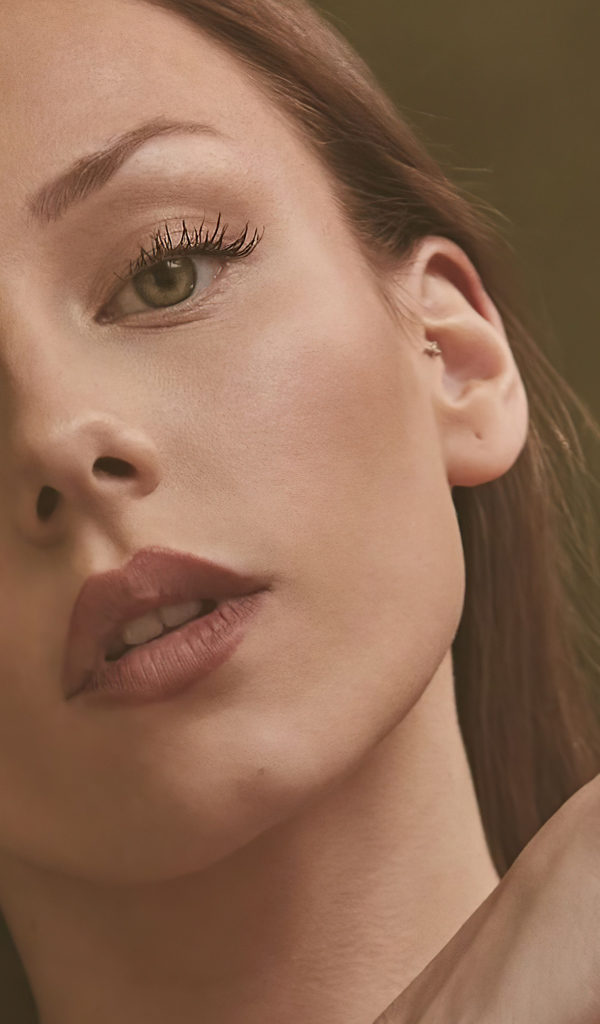 Лицо испанской актрисы Эстер Экспосито