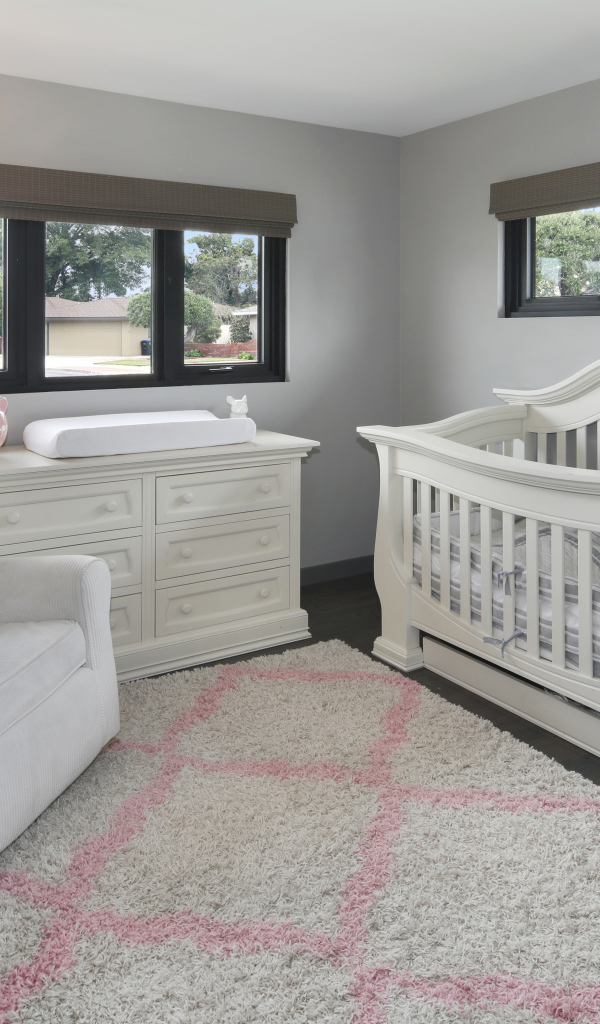 Белая мебель в детской комнате 