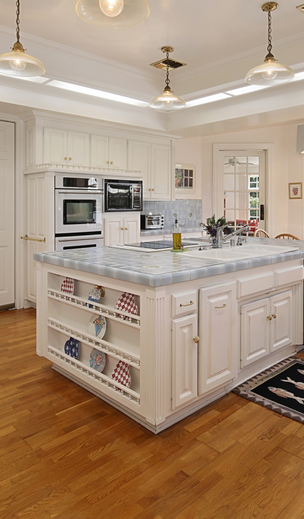 Белые стены и мебель на просторной современной кухне 