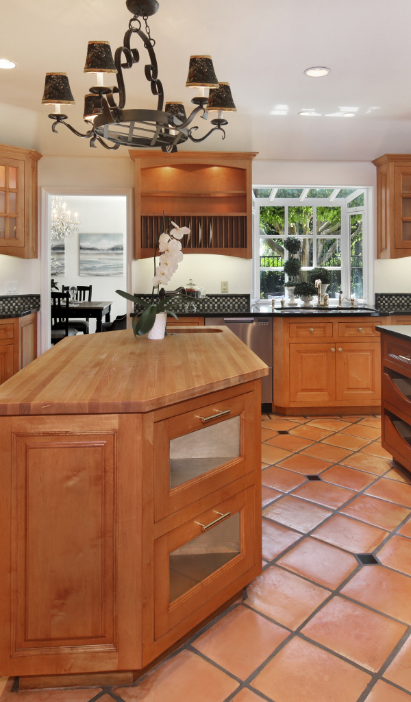 Деревянный стильный кухонный гарнитур 