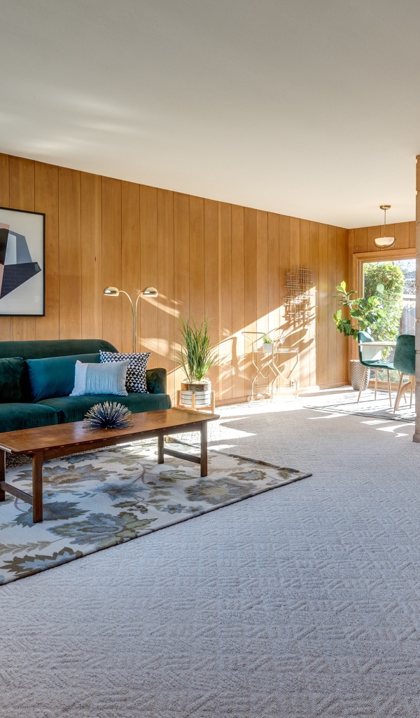 Деревянные стены в комнате с мебелью 