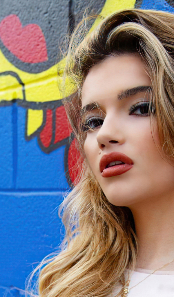 Молодая американская актриса Алексис Джейд Барнетт у стены