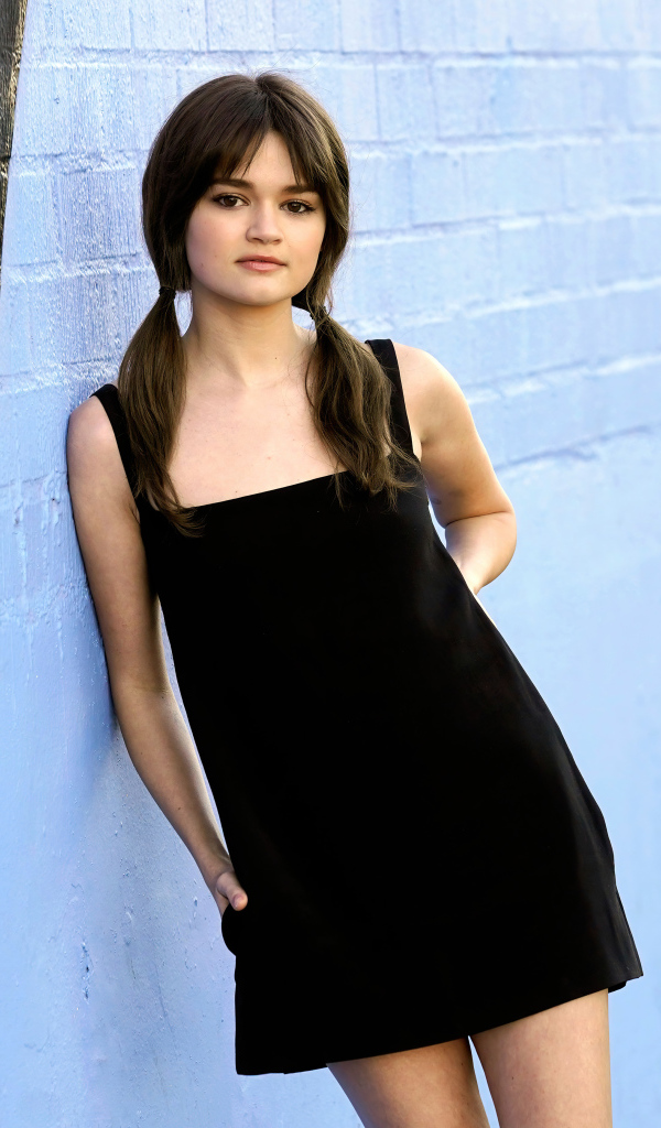 Молодая американская актриса Сиэра Браво в черном платье у стены