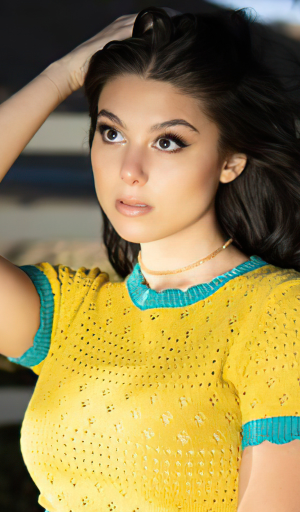 Молодая американская актриса Кира Косарин с рукой в волосах