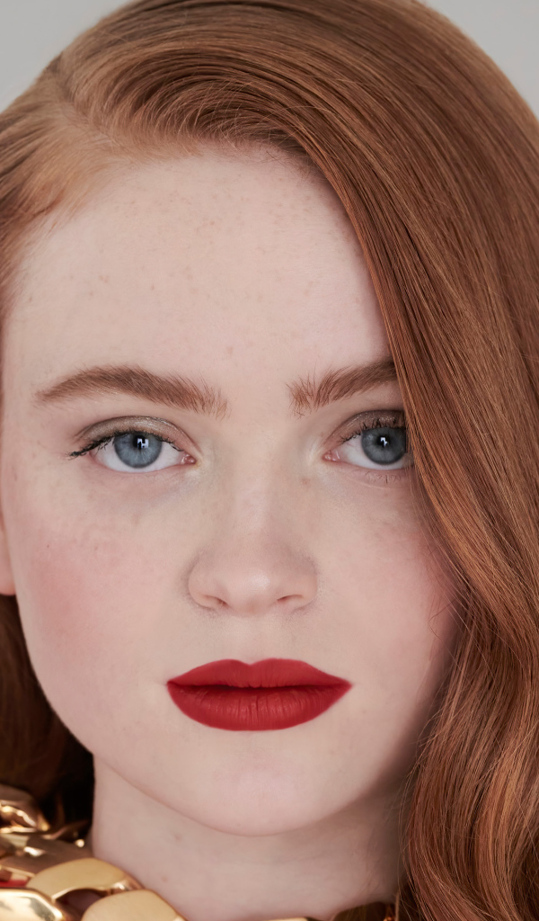 Молодая американская актриса Сэди Синк с рыжими волосами