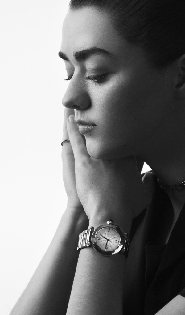 Молодая актриса  Мэйси Уильямс на белом фоне