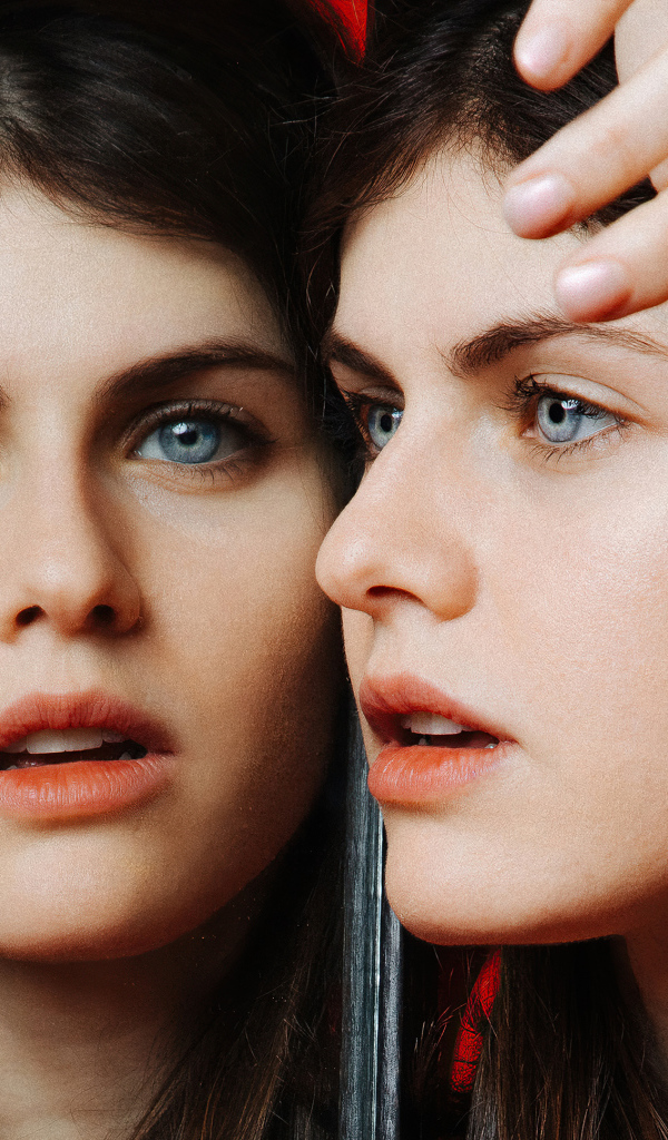 Молодая красивая голубоглазая актриса Александра Даддарио на красном фоне