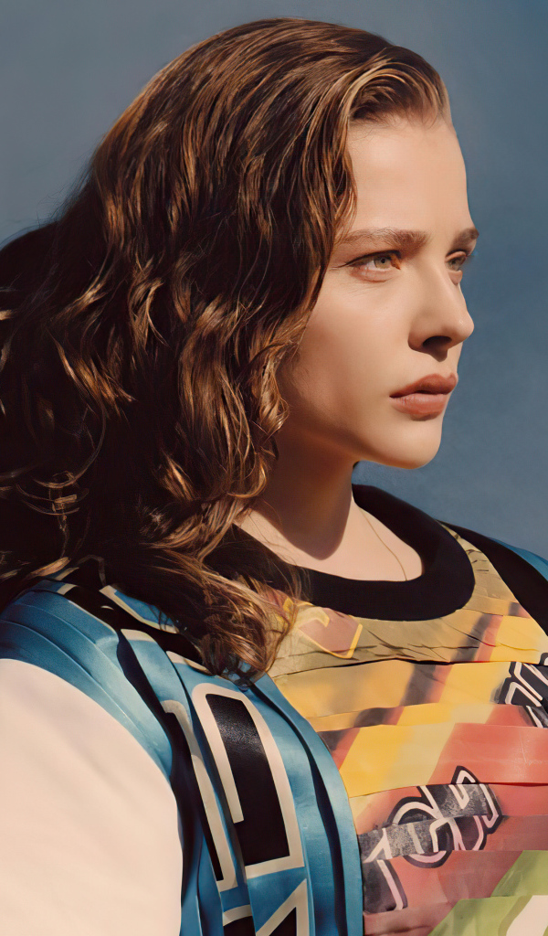 Молодая девушка актриса Хлоя Грейс Морец на сером фоне