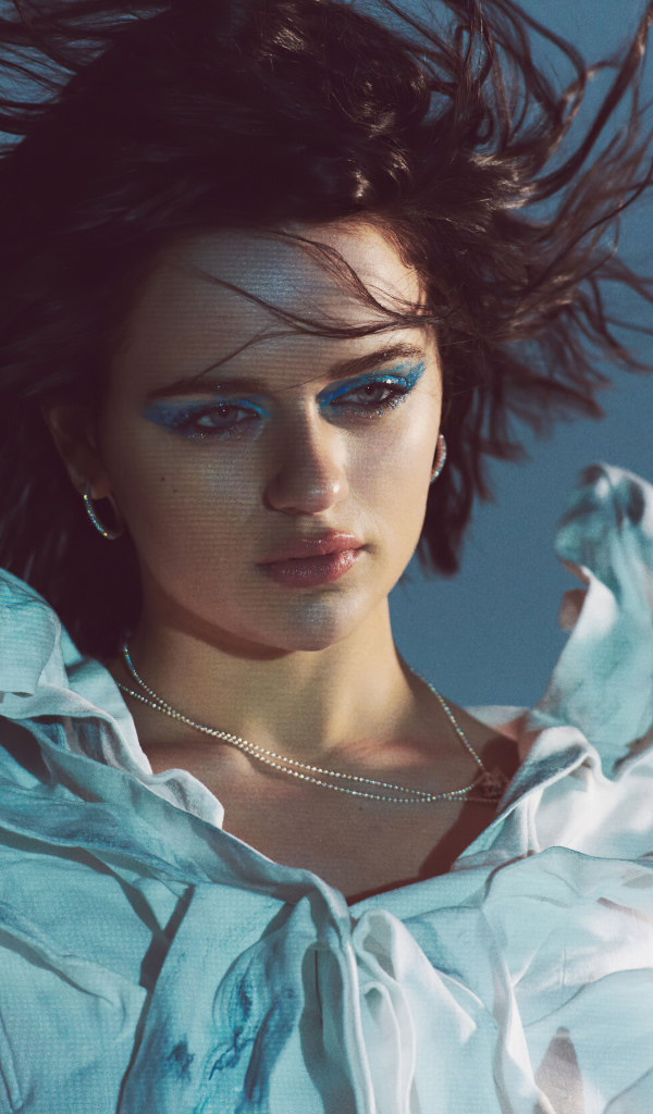 Молодая девушка актриса Джоуи Кинг на сером фоне