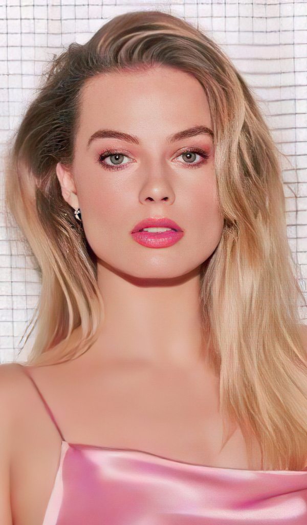 Молодая эффектная блондинка, актриса Марго Робби у стены