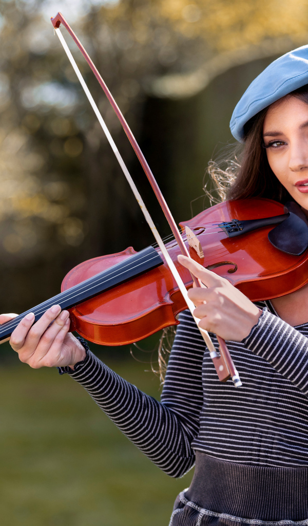 Красивая девушка со скрипкой в руках 
