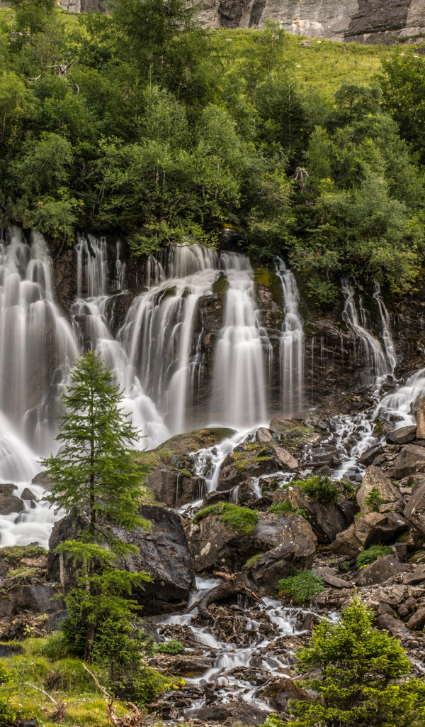 Водопад стекает по камням, Швейцария 