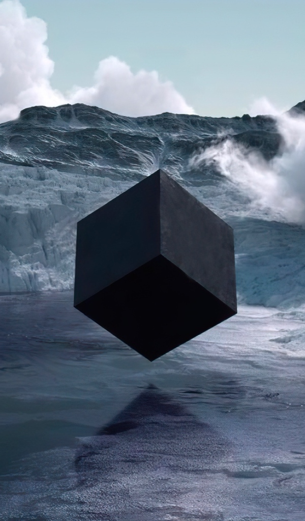 Большой черный куб над водой