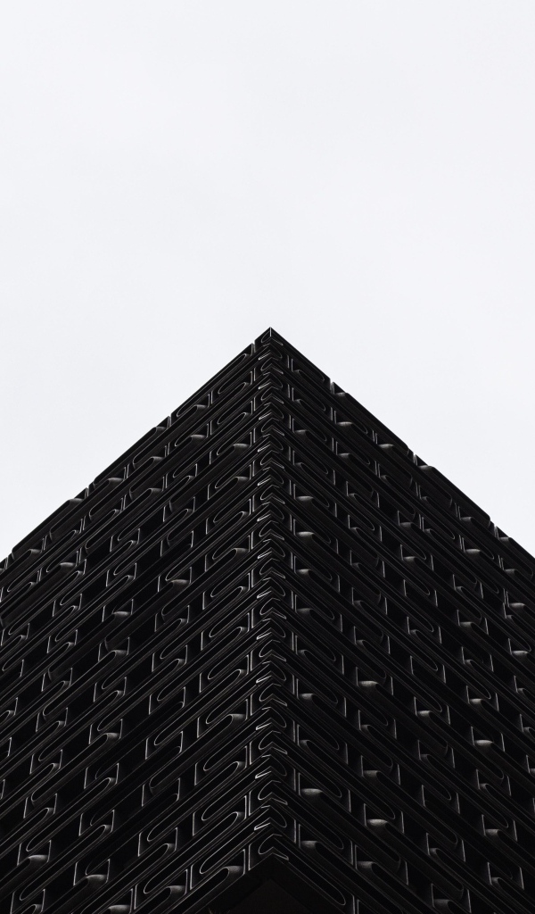 Черная 3д пирамида на белом фоне