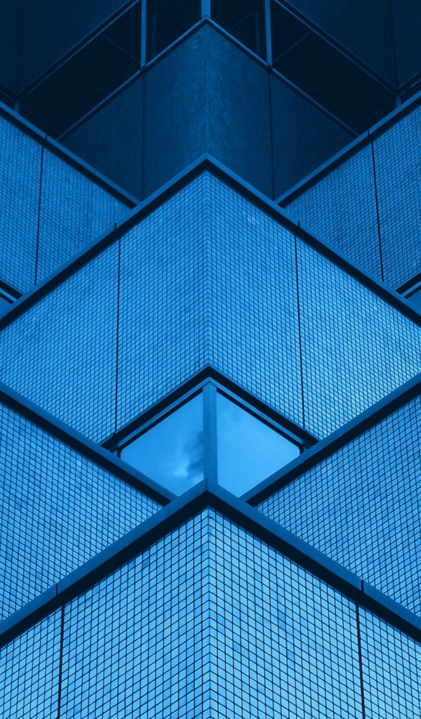 Голубые треугольники многоэтажного дома