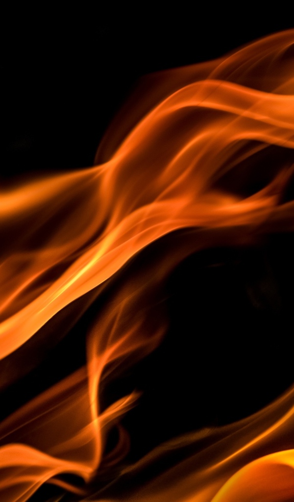 Яркие вспышки огня на черном фоне