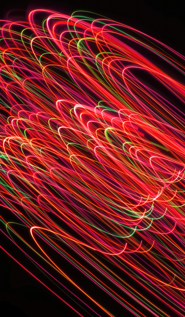 Яркие световые волны в движении на черном фоне
