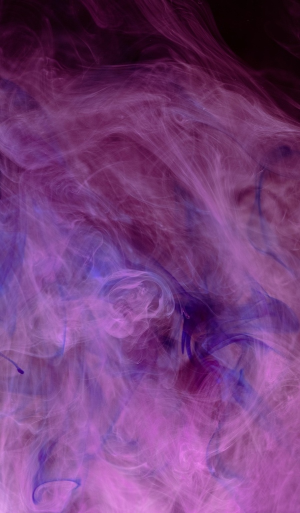 Розовый дым на черном фоне