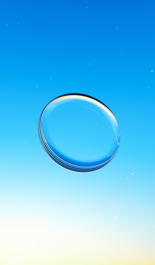 Капля воды на голубом фоне крупным планом