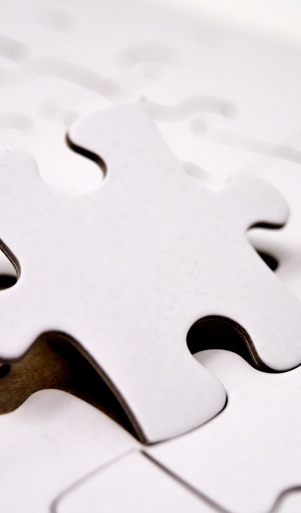 Белый пазл в мозаике на столе