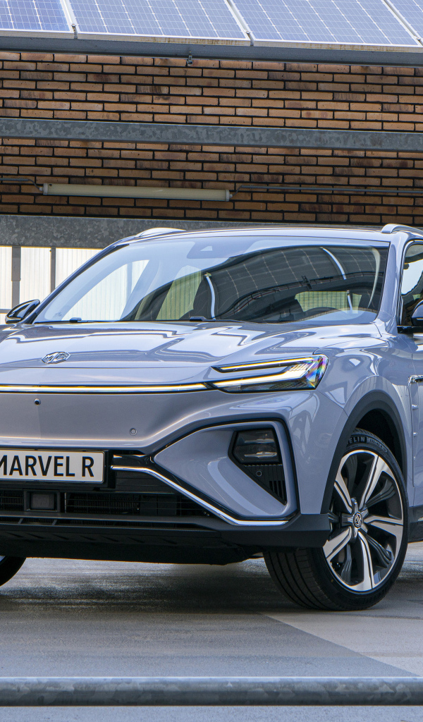 Серебристый автомобиль MG Marvel R 2023 года