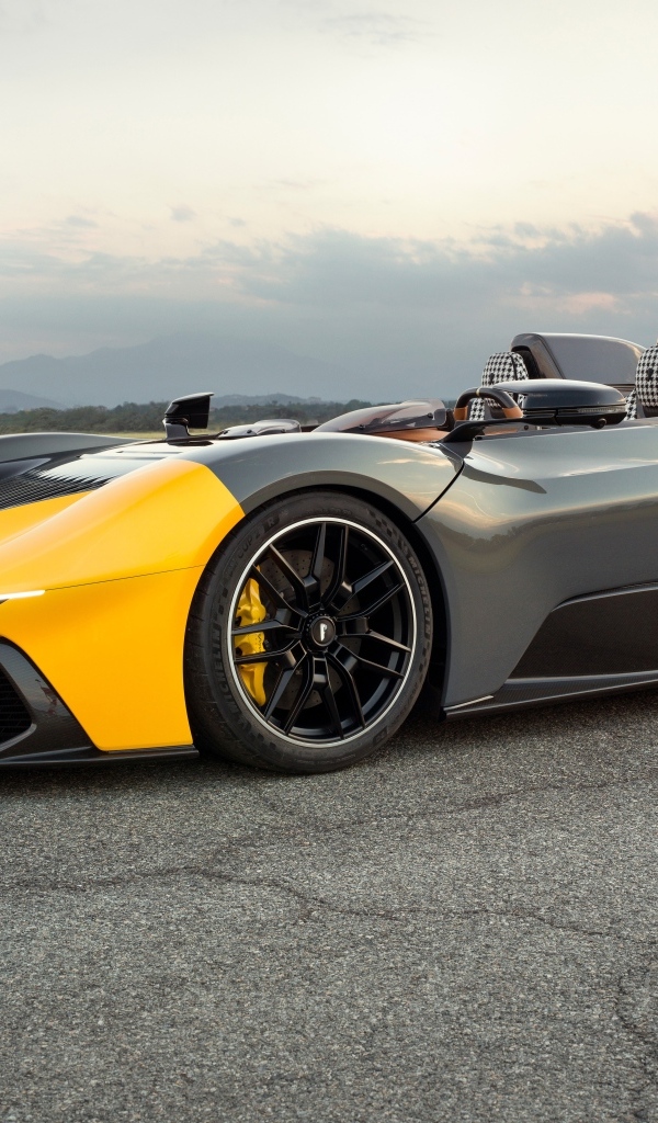 Гоночный автомобиль Pininfarina B95 Prototipo 2023 года на трассе