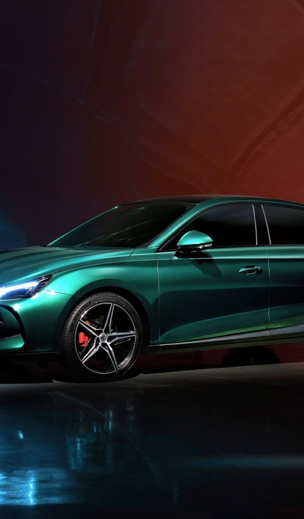 Большой зеленый автомобиль MG 7 Trophy