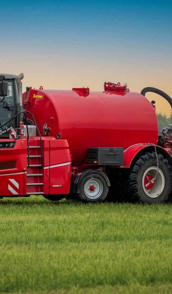 Большой красный комбайн на поле