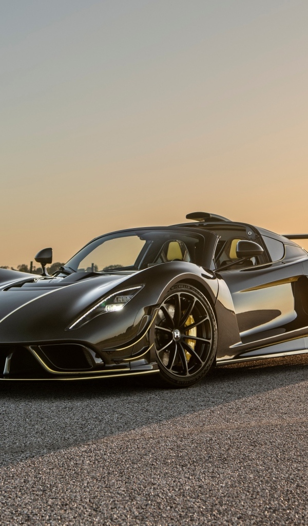 Черный спорткар Hennessey Venom F5 Revolution Roadster 2023 года
