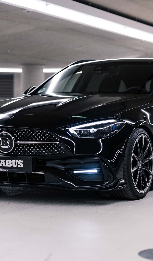 Черный стильный автомобиль  Brabus D30 Estate