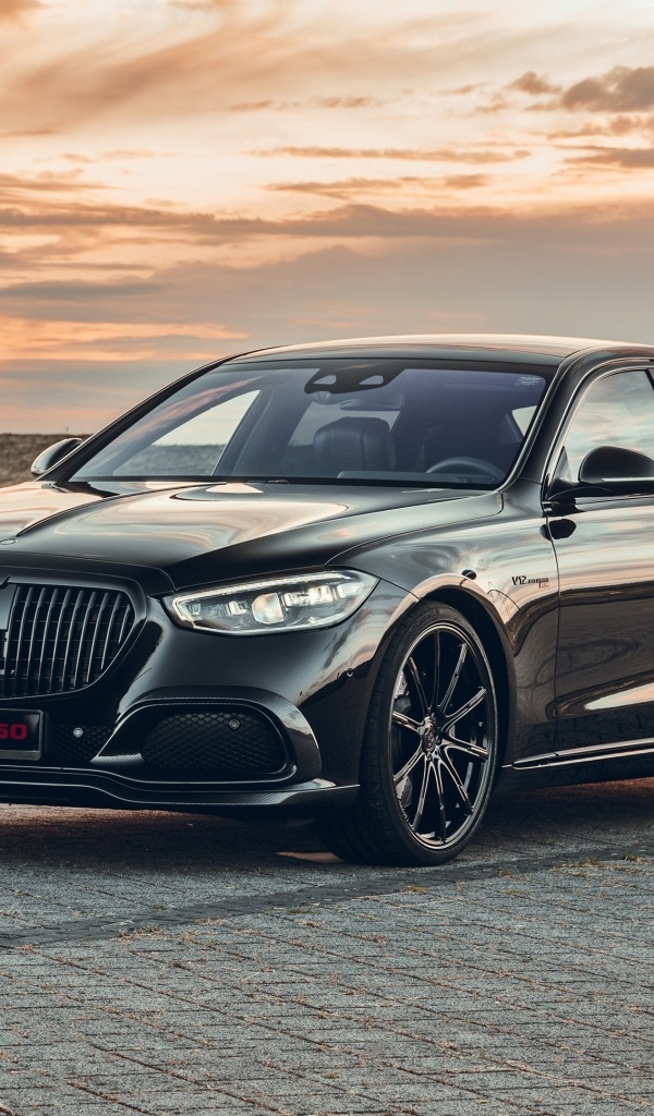 Автомобиль Brabus 850 2023 года на фоне заката