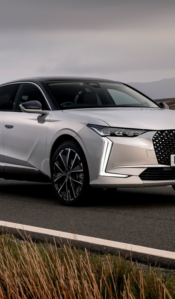 Автомобиль  DS 4 E-Tense Rivoli на дороге