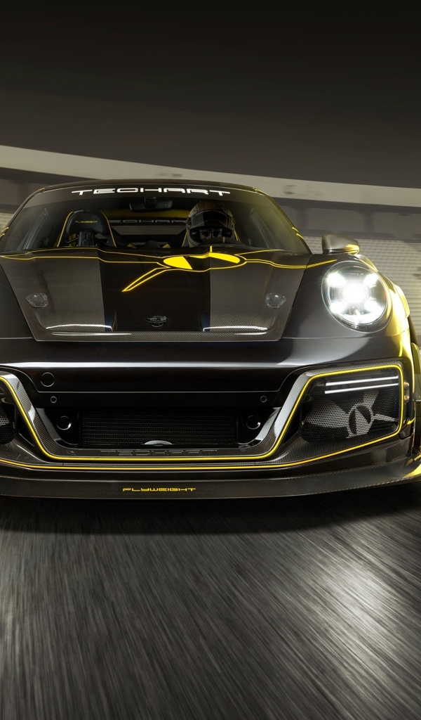 Быстрый автомобиль TechArt GTstreet R Flyweight 2023 года на трассе