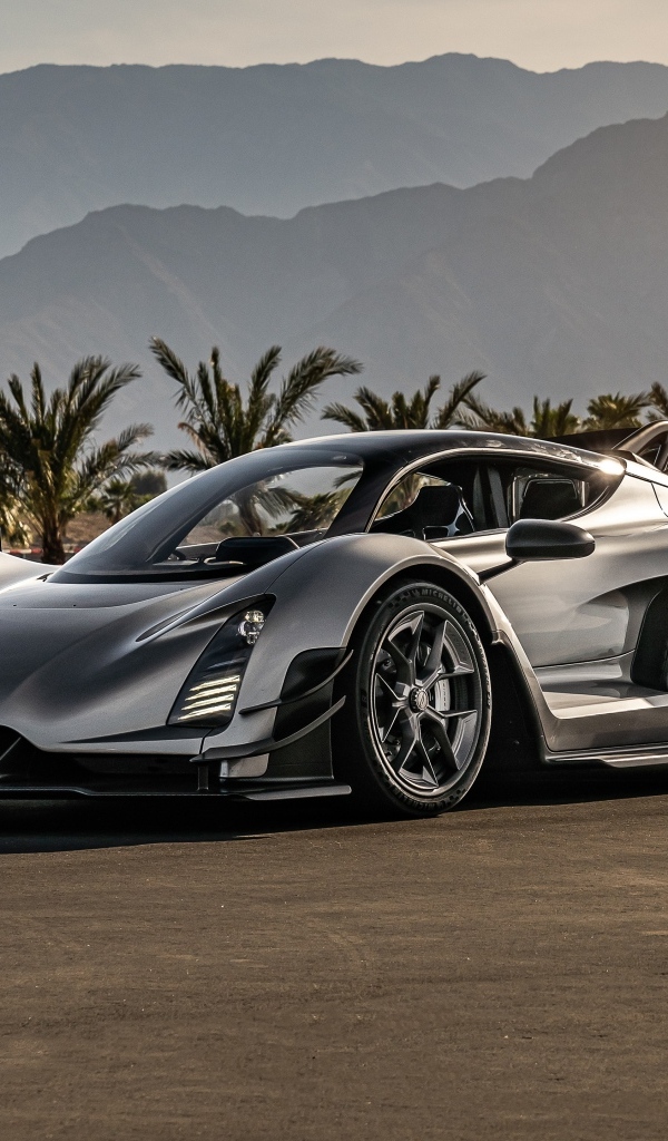 Быстрый автомобиль Czinger 21C на фоне пальм