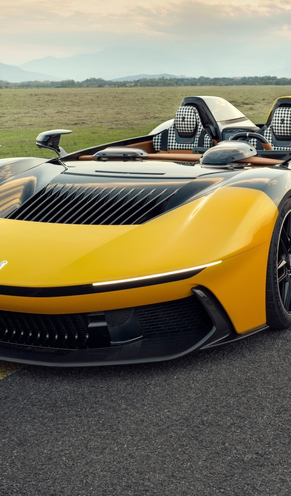 Быстрый дорогой автомобиль Pininfarina B95 Prototipo 2023 года на дороге