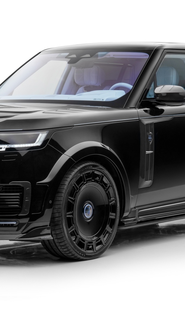 Вид спереди на черный внедорожник Mansory Range Rover SV LWB Heritage 2023 года