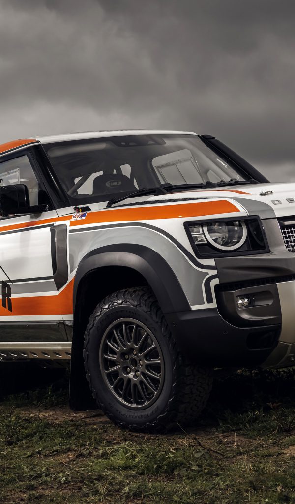 Большой внедорожник  Defender Challenge Car 2022 года на фоне грозового неба 