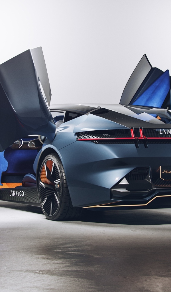 Спортивный автомобиль Lynk & Co с открытыми дверями