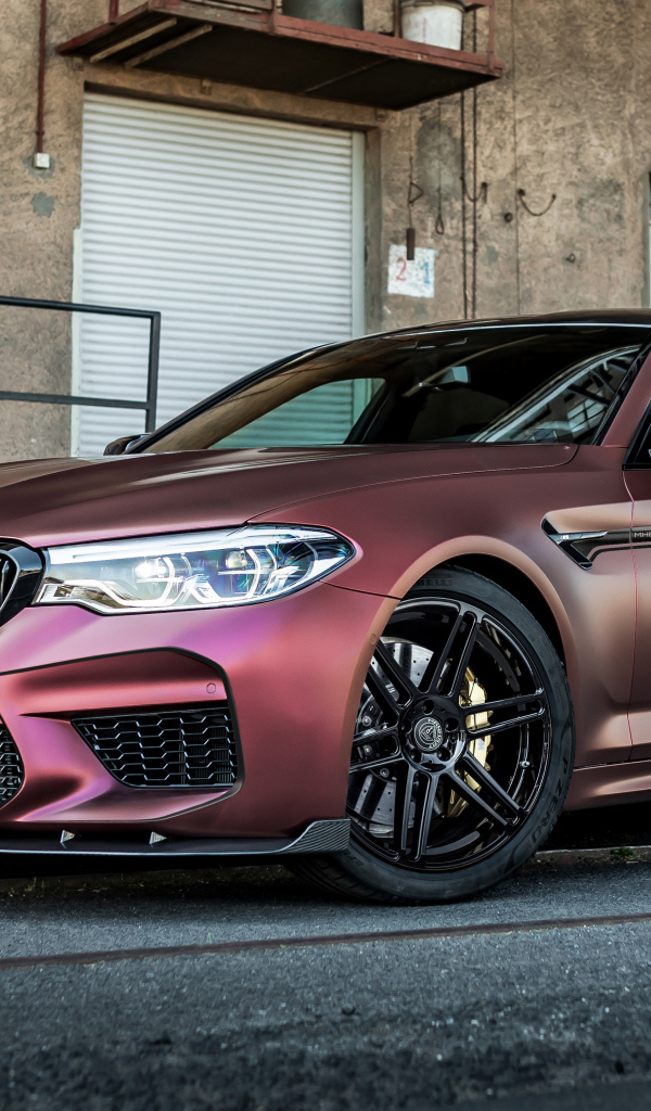 Автомобиль Manhart MH5 800 у дома 