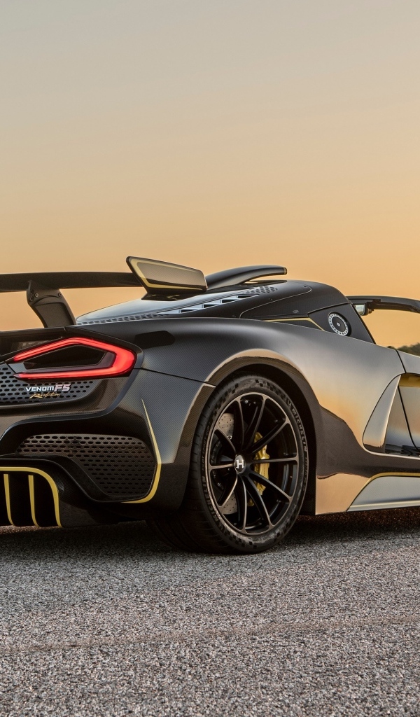 Вид сзади на спортивный автомобиль Hennessey Venom F5 Revolution Roadster 2023 года