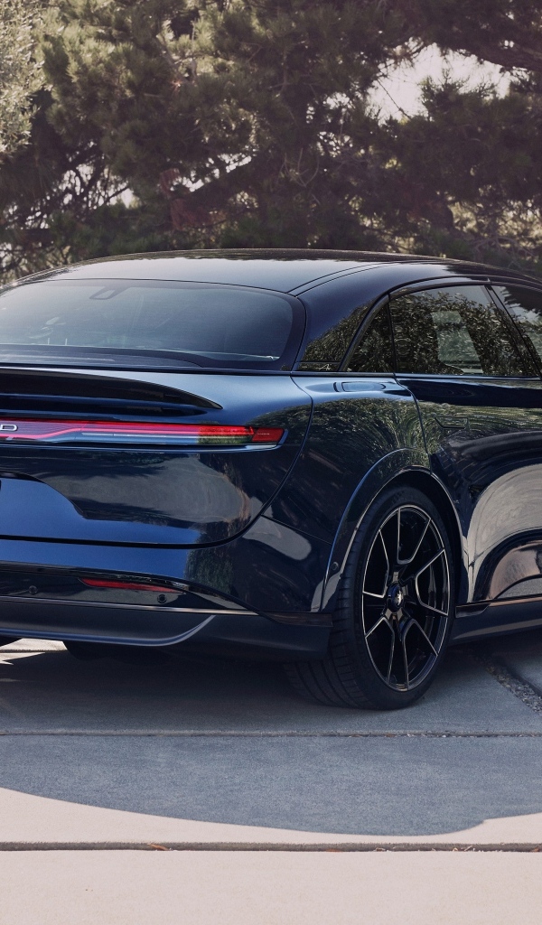 Вид сзади на автомобиль Lucid Air Sapphire 2023  года