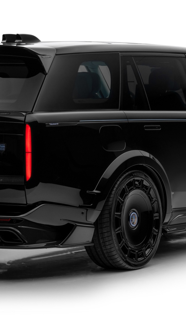 Вид сзади на черный внедорожник Mansory Range Rover SV LWB Heritage 2023 года