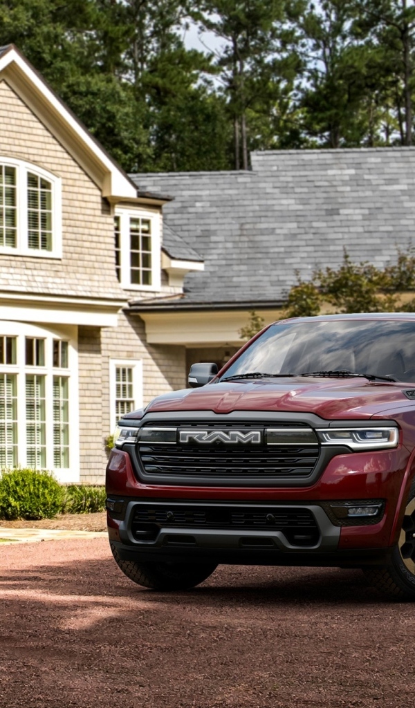 Красный пикап Ram 1500 Ramcharger Laramie 2025 года у дома