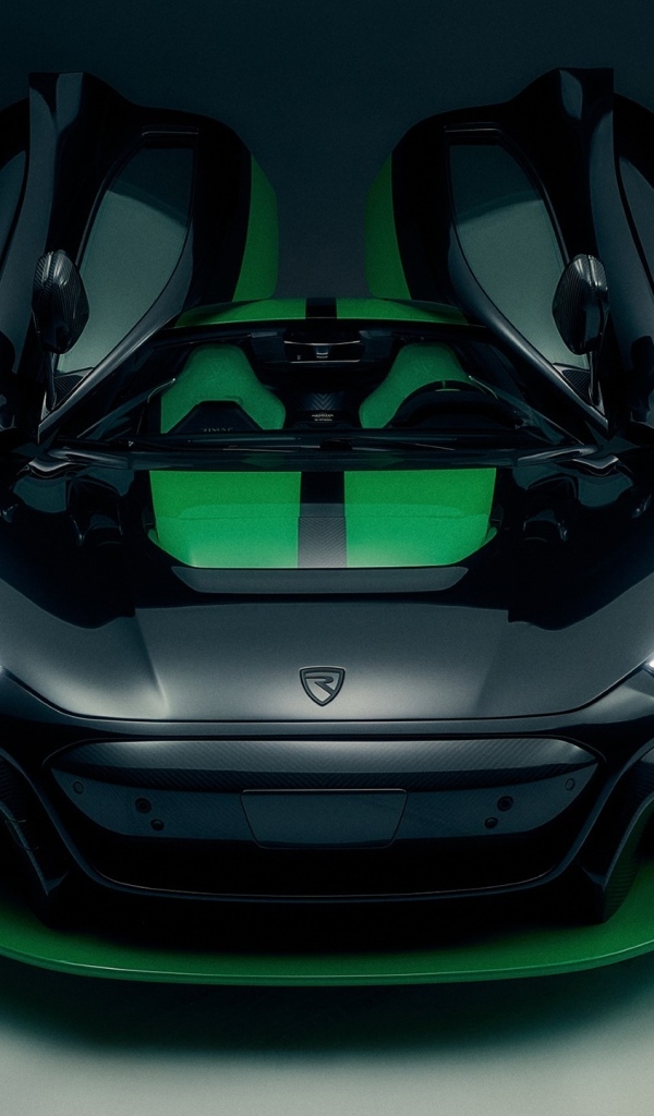 Автомобиль Rimac Nevera Time Attack 2023 с открытыми дверями